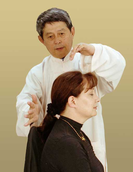 Dr Shen behandelt een patint met Taiji krachten