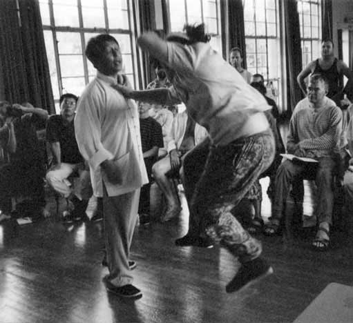 Dr. Shen Hongxun demonstreert vouwkracht