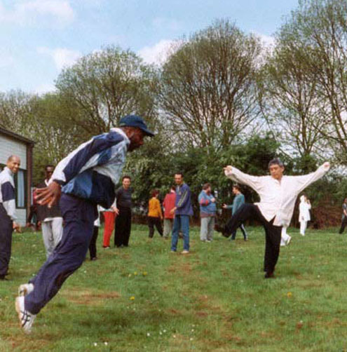 Dr. Shen Hongxun gebruikt zijn lege kracht om ��n van zijn studenten voorover te laten vallen.