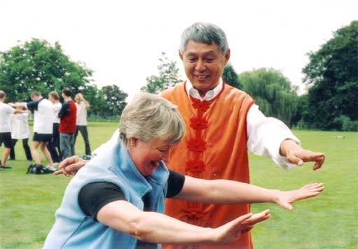 Dr. Shen Hongxun helps a student pushing out binqi.