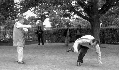 Dr. Shen Hongxun en een student demonstreren het oefenen zonder aanraken.